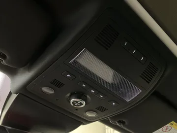 2017 Volkswagen Touareg - image 16