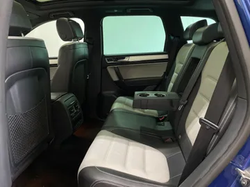 2017 Volkswagen Touareg - image 15