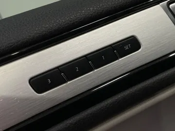 2017 Volkswagen Touareg - image 20