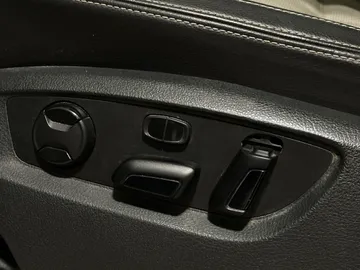 2017 Volkswagen Touareg - image 18