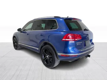 2017 Volkswagen Touareg - image 11