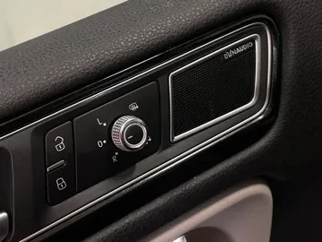 2017 Volkswagen Touareg - image 19