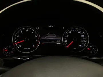 2017 Volkswagen Touareg - image 17