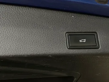 2017 Volkswagen Touareg - image 33