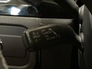 2017 Volkswagen Touareg - image 25