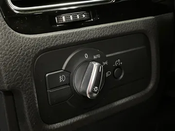 2017 Volkswagen Touareg - image 30