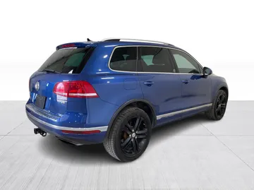 2017 Volkswagen Touareg - image 14