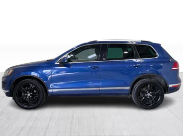 2017 Volkswagen Touareg - image 10