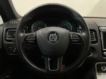 2017 Volkswagen Touareg - image 26