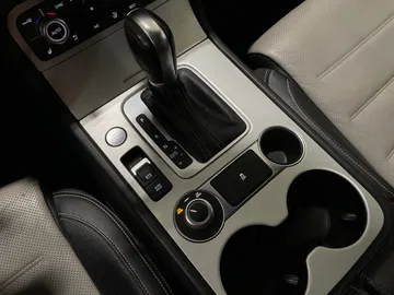 2017 Volkswagen Touareg - image 28