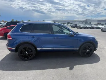 2017 Volkswagen Touareg - image 4