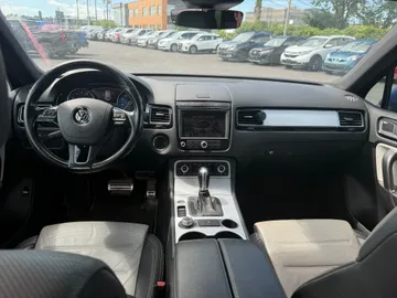 2017 Volkswagen Touareg - image 10