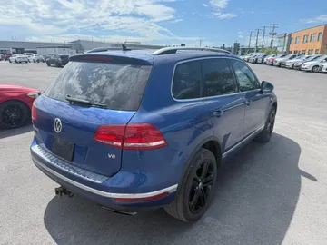 2017 Volkswagen Touareg - image 6