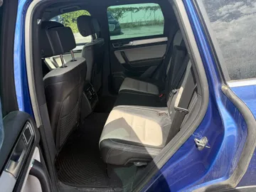 2017 Volkswagen Touareg - image 9