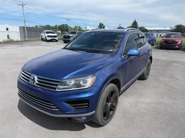 2017 Volkswagen Touareg - image 3