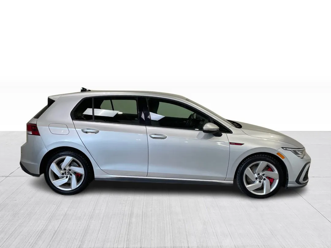 2022 Volkswagen Golf — photo 2