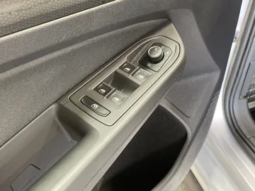 2022 Volkswagen Golf - image 22