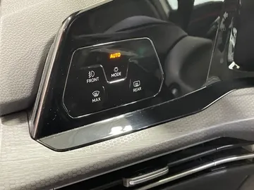 2022 Volkswagen Golf - image 27