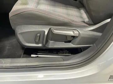 2022 Volkswagen Golf - image 18