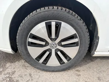 2020 Volkswagen E-Golf - image 8