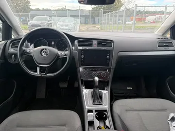 2020 Volkswagen E-Golf - image 7