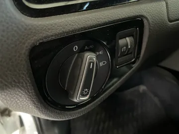 2018 Volkswagen Golf R - image 18