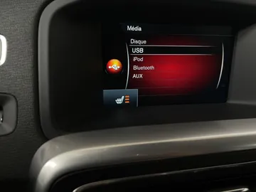 2017 Volvo V60 - image 31