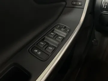 2017 Volvo V60 - image 24