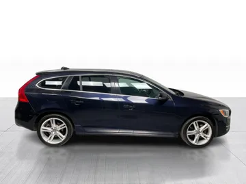 2017 Volvo V60 - image 2