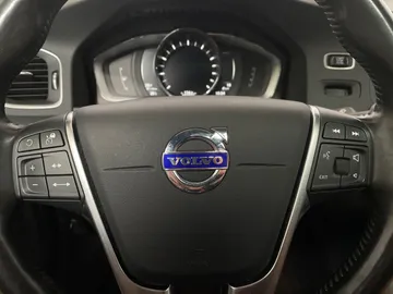2017 Volvo V60 - image 18