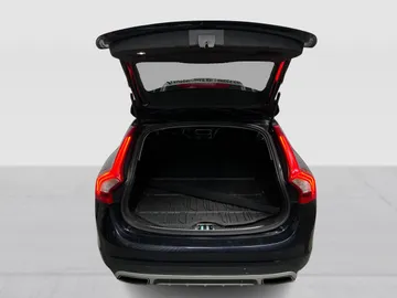 2017 Volvo V60 - image 13