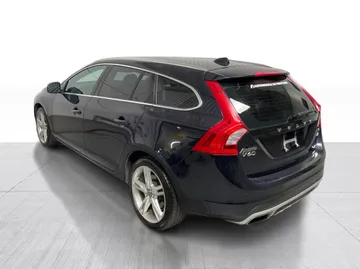 2017 Volvo V60 - image 11