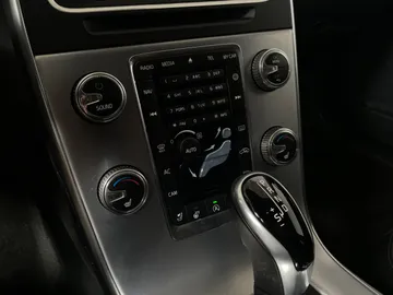 2017 Volvo V60 - image 29
