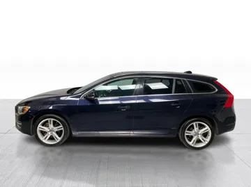 2017 Volvo V60 - image 10