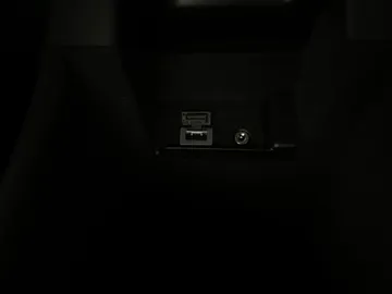 2017 Volvo V60 - image 30