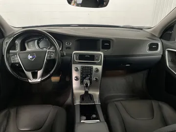 2017 Volvo V60 - image 4
