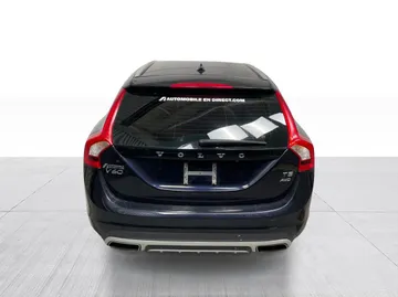 2017 Volvo V60 - image 12
