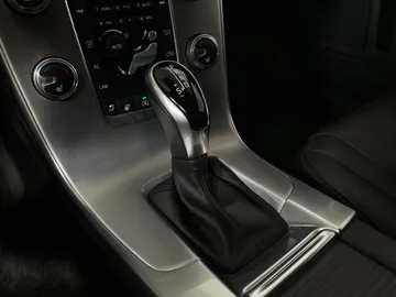 2017 Volvo V60 - image 32