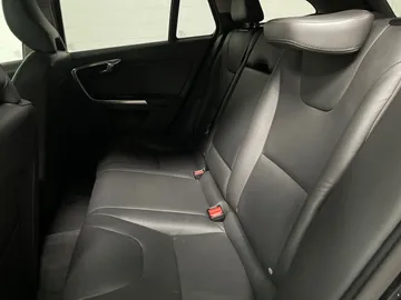 2017 Volvo V60 - image 15