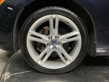 2017 Volvo V60 - image 7