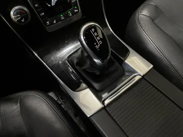 2018 Volvo V60 - image 27