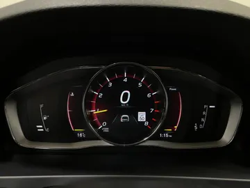 2018 Volvo V60 - image 17