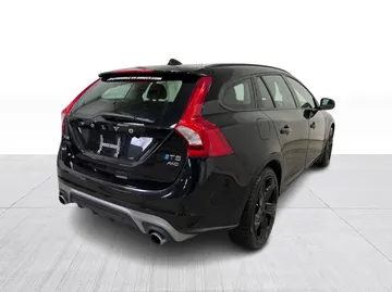 2018 Volvo V60 - image 14