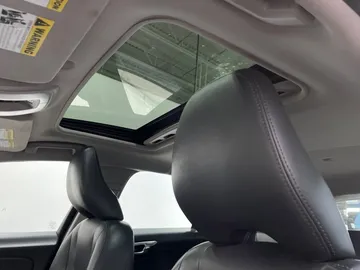 2018 Volvo V60 - image 6