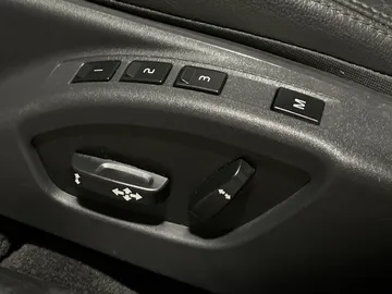 2018 Volvo V60 - image 18