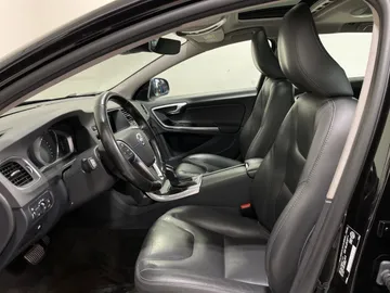 2018 Volvo V60 - image 3