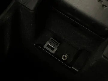 2018 Volvo V60 - image 26
