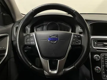 2018 Volvo V60 - image 24