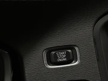 2018 Volvo V60 - image 22