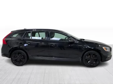 2018 Volvo V60 - image 2